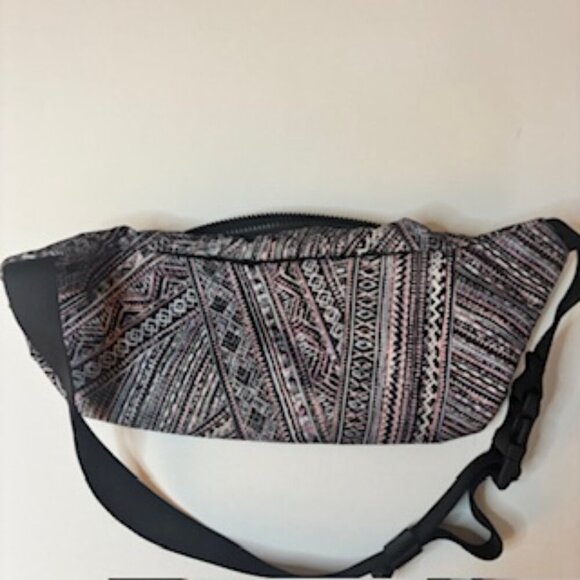 Lululemon On the Beat Belt Bag - Picture 4 of 8